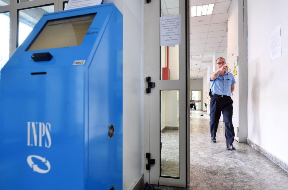 Donna si dà fuoco all'Inps di Torino Nord (© ANSA)