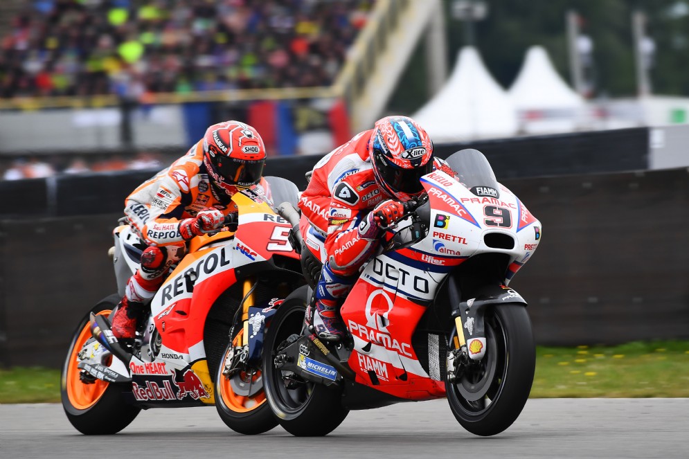 Marquez insegue Danilo Petrucci nel corso del Gran Premio d'Olanda
