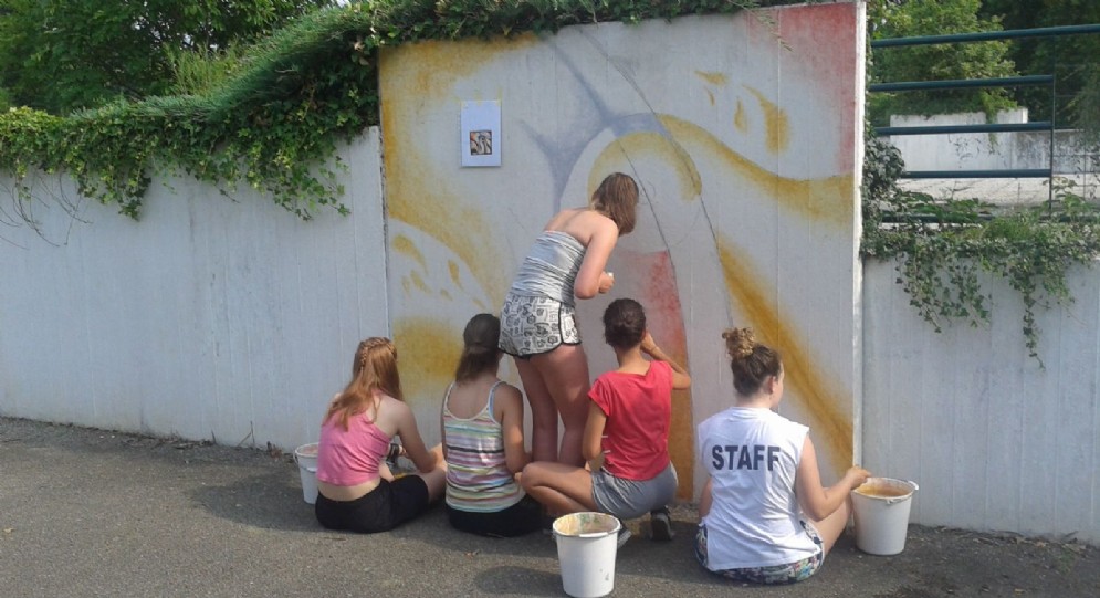 Durante il Simposio alcune ragazze del liceo artistico "Sella" hanno realizzato un mural
