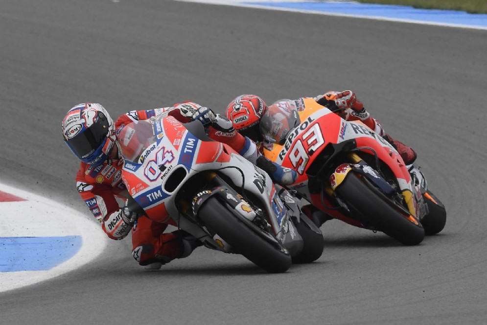 Dovizioso davanti alla Honda di Marc Marquez