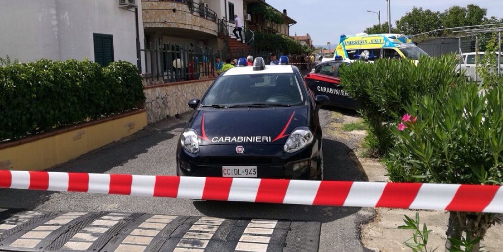I carabinieri sul luogo dove un agente della polizia penitenziaria, di 53 anni, ha ucciso con la propria pistola d'ordinanza la moglie di 48 anni e si é poi suicidato
