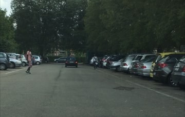 Altri immigrati in un parcheggio