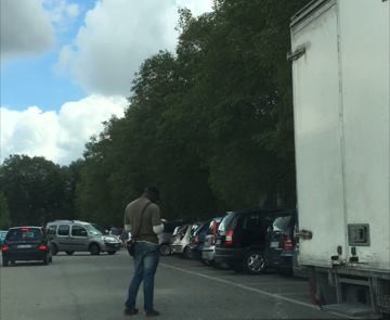 Straniero in un parcheggio