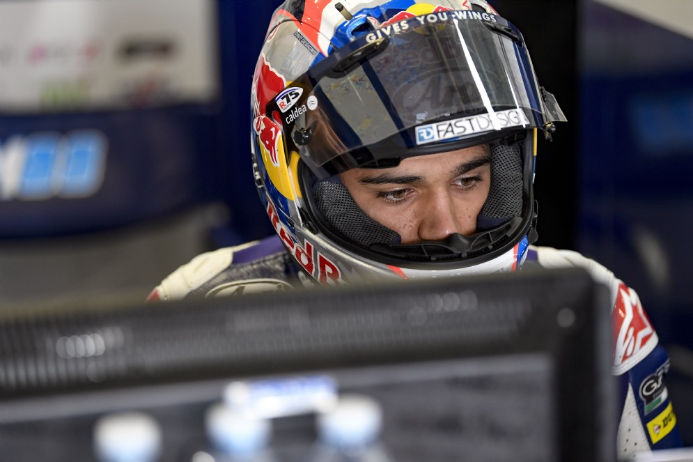 Jorge Martin ai box prima della caduta in cui si è fratturato la caviglia