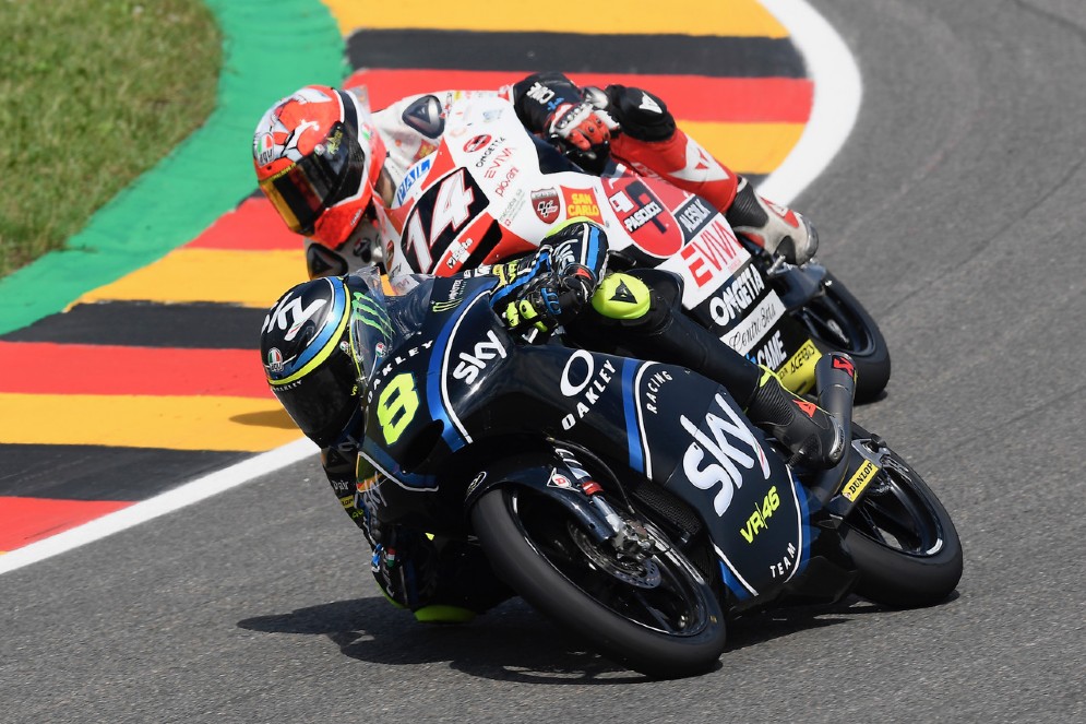 Nicolò Bulega in lotta con Tony Arbolino durante il GP di Germania