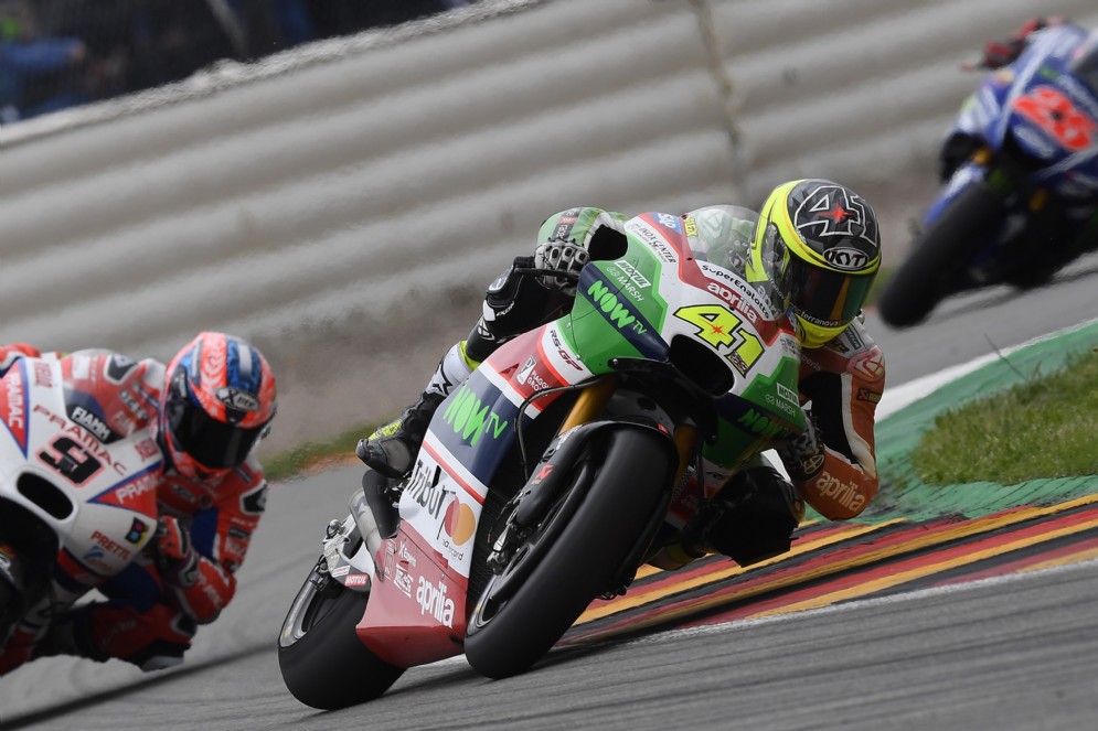 Espargaro lotta con Danilo Petrucci e Maverick Vinales