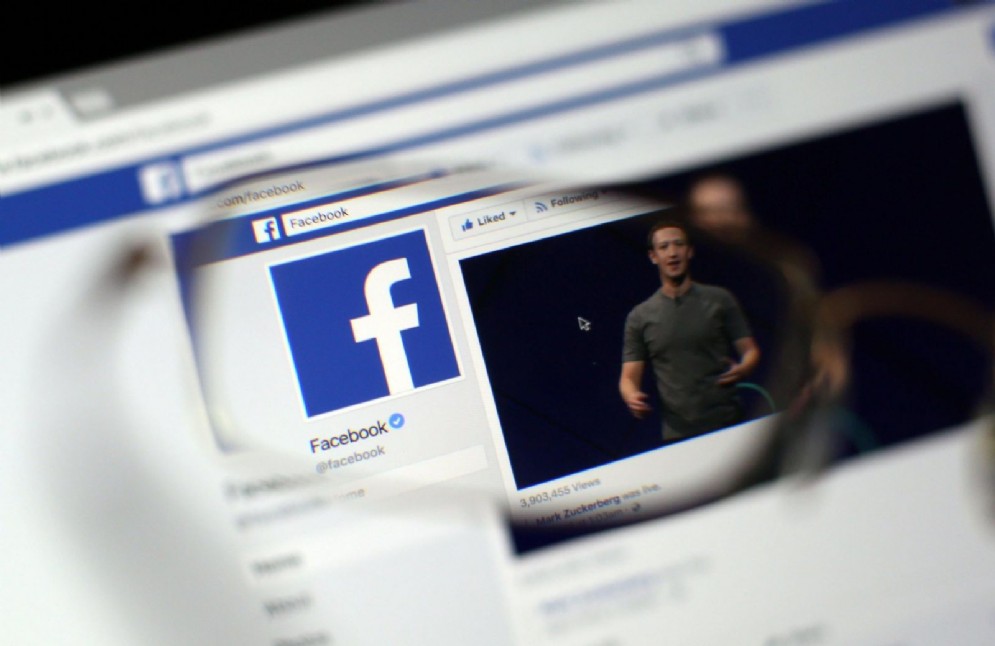Facebook, chi condivide troppo sarà penalizzato