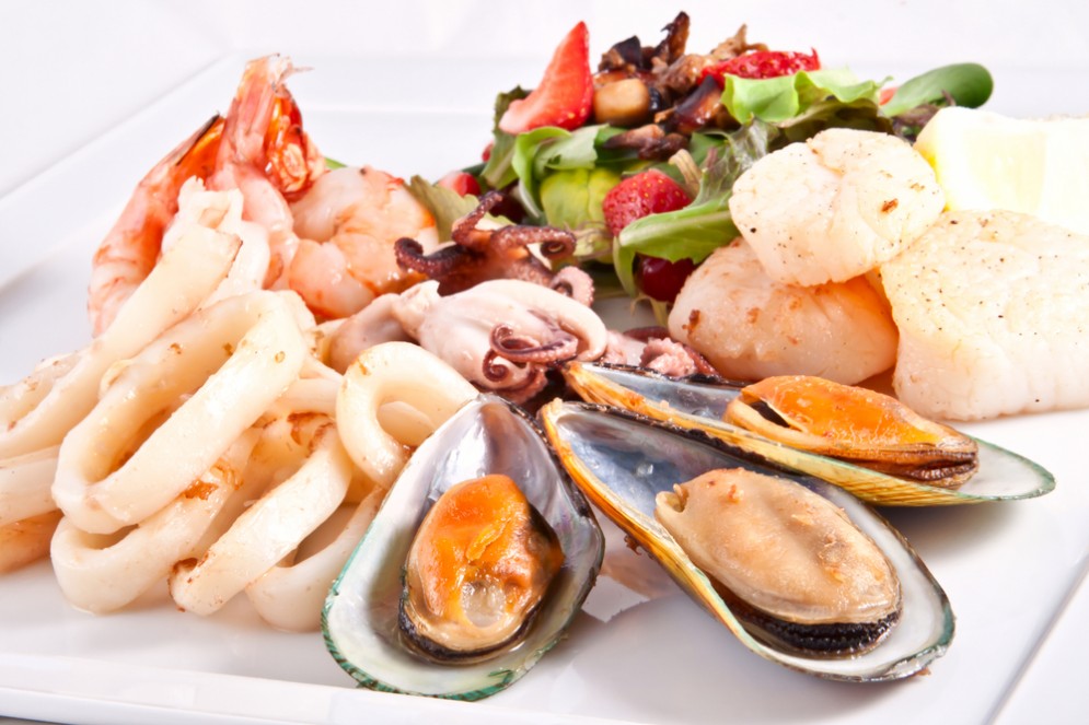 Donna mangia frutti di mare avariati. Il vomito causa la rottura della vescica