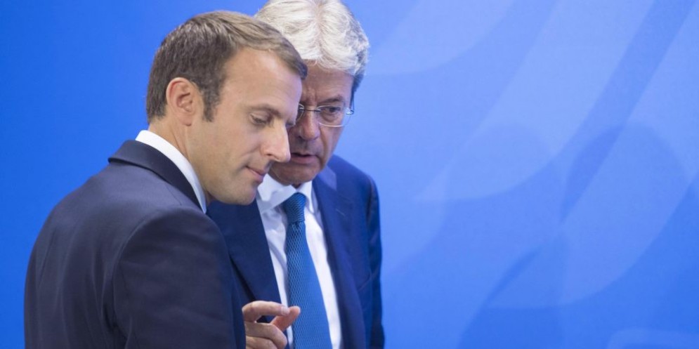 Il presidente francese Emmanuel Macron e il premier italiano Paolo Gentiloni