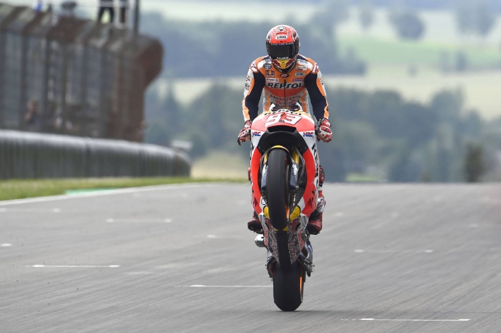 Marquez impenna dopo aver tagliato vincitore il traguardo del Sachsenring
