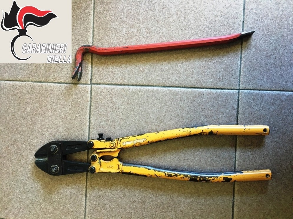 Gli arnesi utilizzati dalla persona arrestata