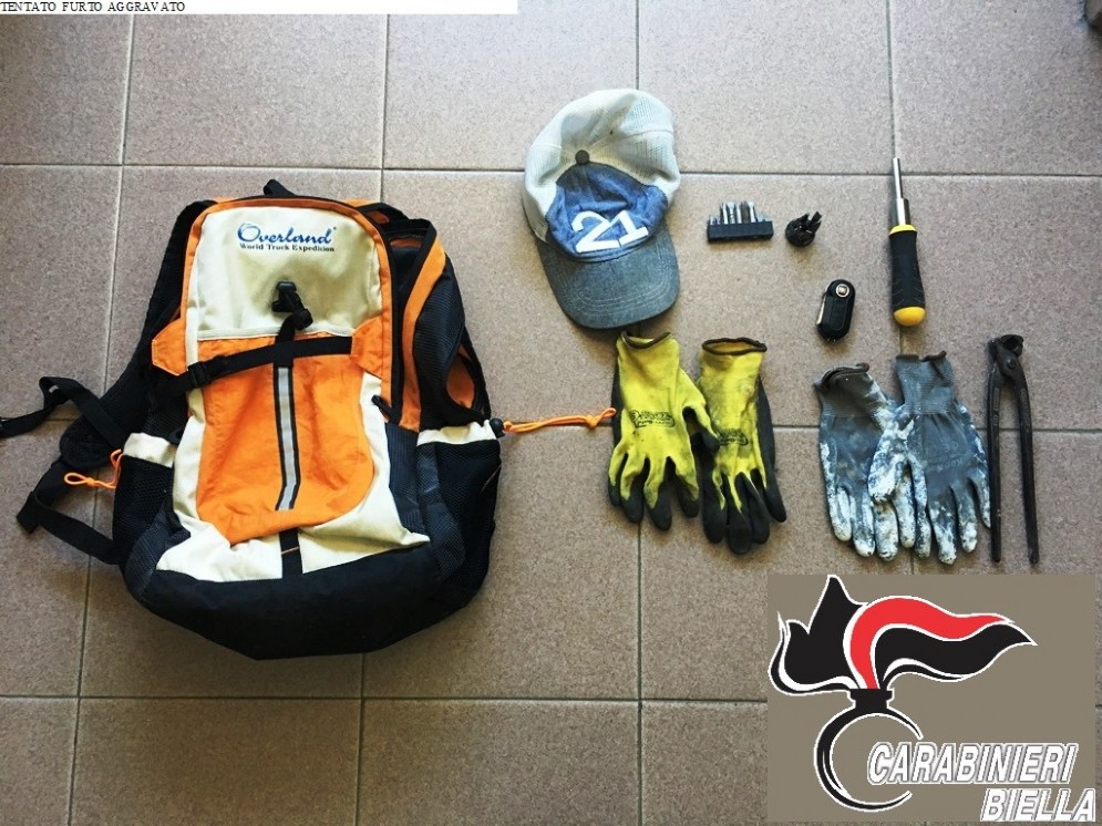 Gli arnesi utilizzati dalla persona arrestata