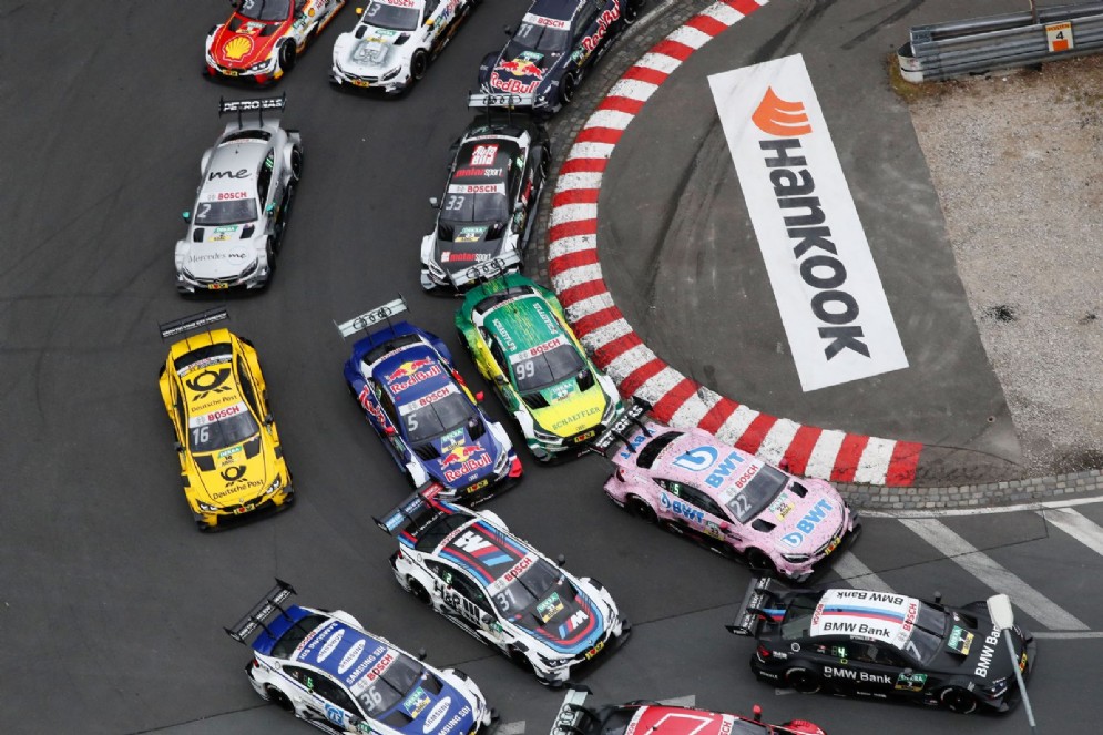 Una fase dell'ultima gara del campionato turismo tedesco a Norimberga