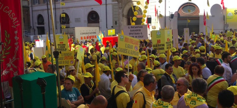 La Coldiretti assieme a molti sindaci e politici italiani in piazza davanti a Montecitorio per dire no al trattato Ceta