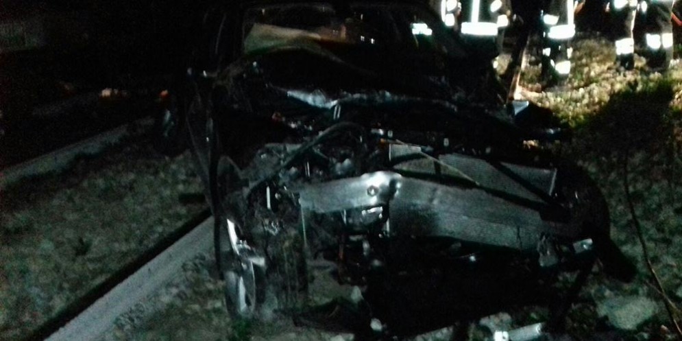 La carcassa dell'auto precipitata sulla ferrovia a Cucciago