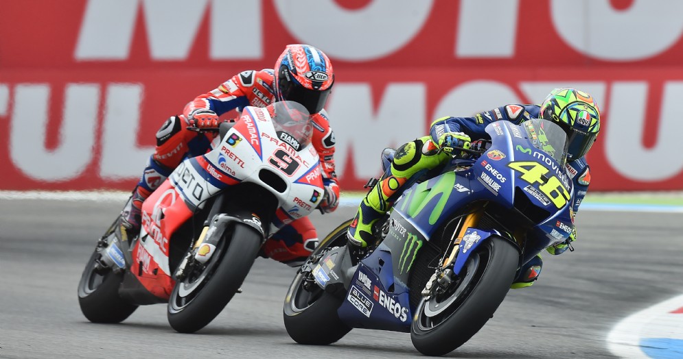 Valentino Rossi sulla sua Yamaha davanti alla Ducati di Danilo Petrucci