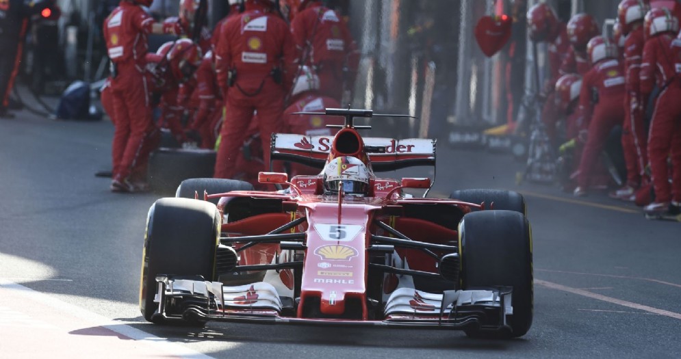 La Ferrari di Sebastian Vettel esce dai box