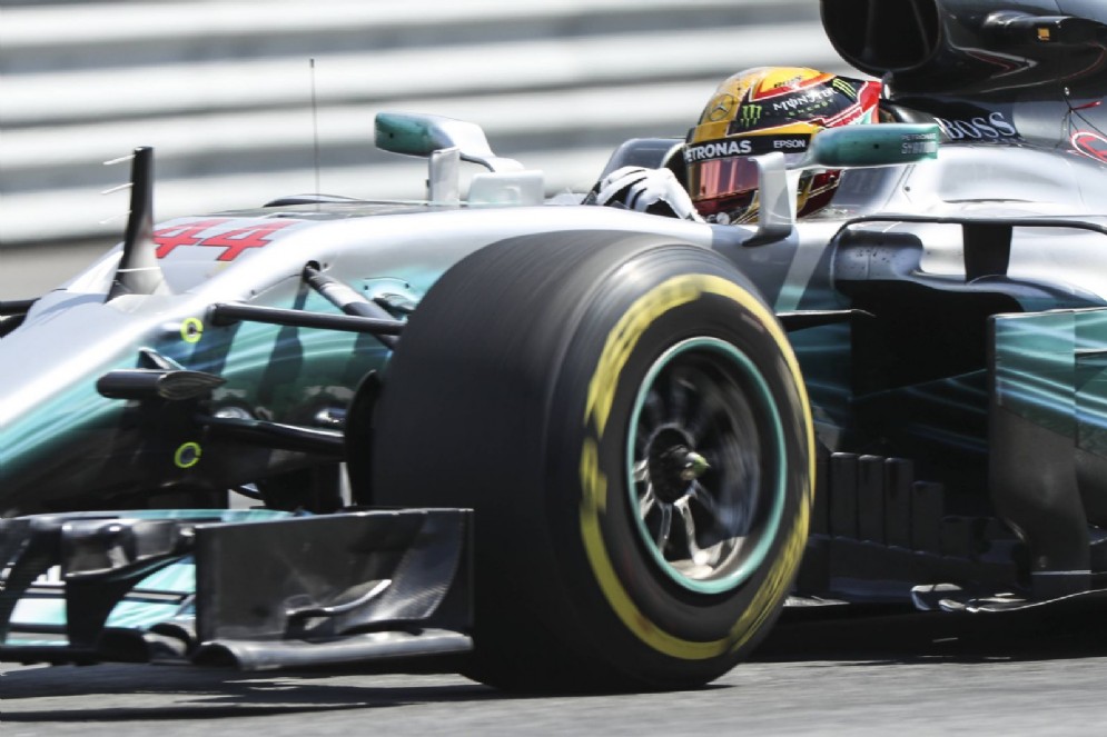 Hamilton in azione sulla sua Mercedes nelle prove libere del GP d'Austria