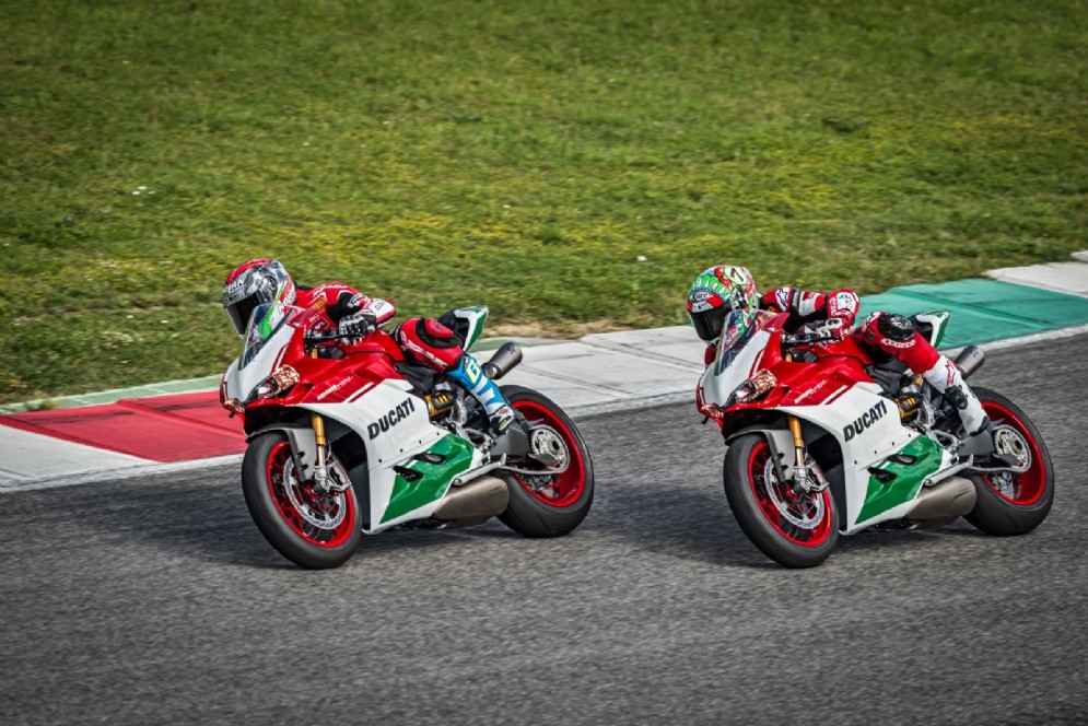 Chaz Davies e Marco Melandri con la Ducati Panigale R Final Edition in pista a Laguna Seca