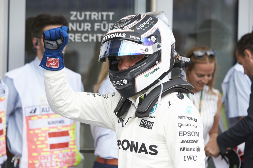 Bottas festeggia la pole position conquistata al Red Bull Ring