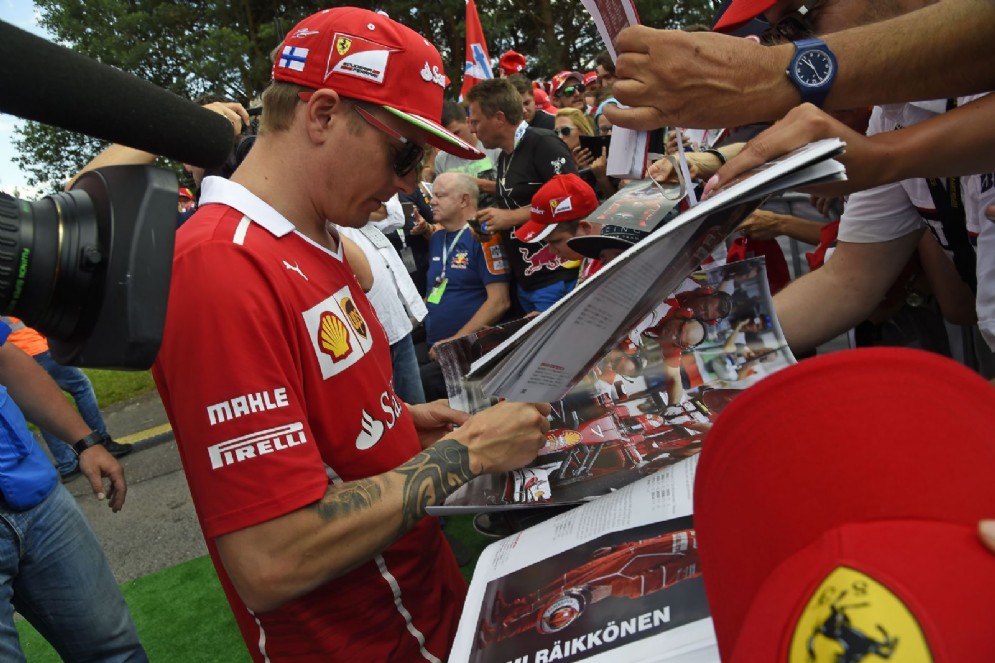 Iceman firma autografi ai tifosi nel paddock del Red Bull Ring