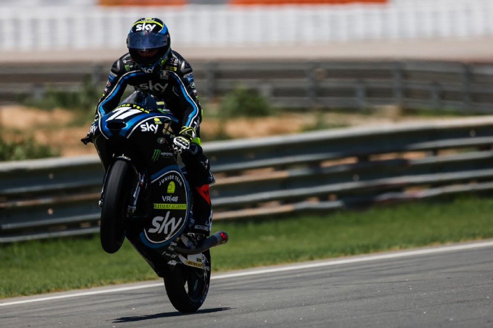 Foggia impenna la sua moto dopo la bandiera a scacchi