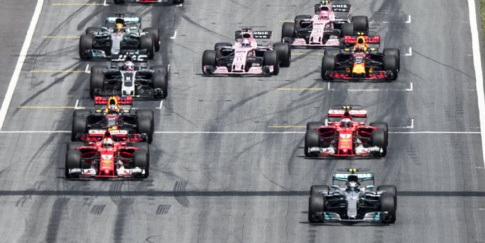 Il momento della partenza del Gran Premio d'Austria, con Valtteri Bottas in pole position