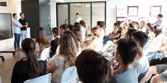 Lo spazio accoglie anche diversi corsi di formazione, la foto ritrae ad es. un intervento del Marketing Manager di Hype, startup sostenuta da Banca Sella