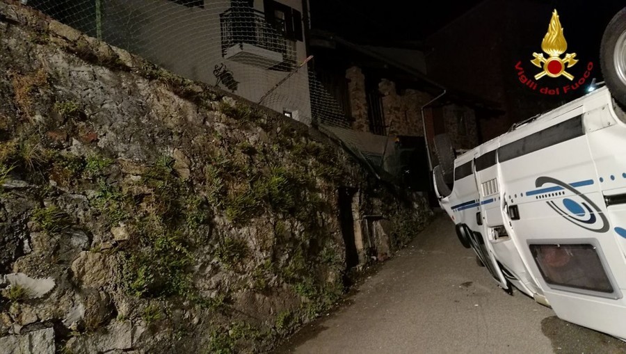 Camper ribaltato in mezzo alla strada