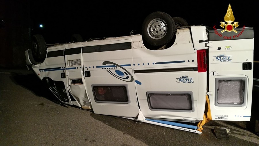Camper ribaltato in mezzo alla strada