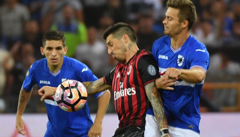 Sosa tra due calciatori della Samp