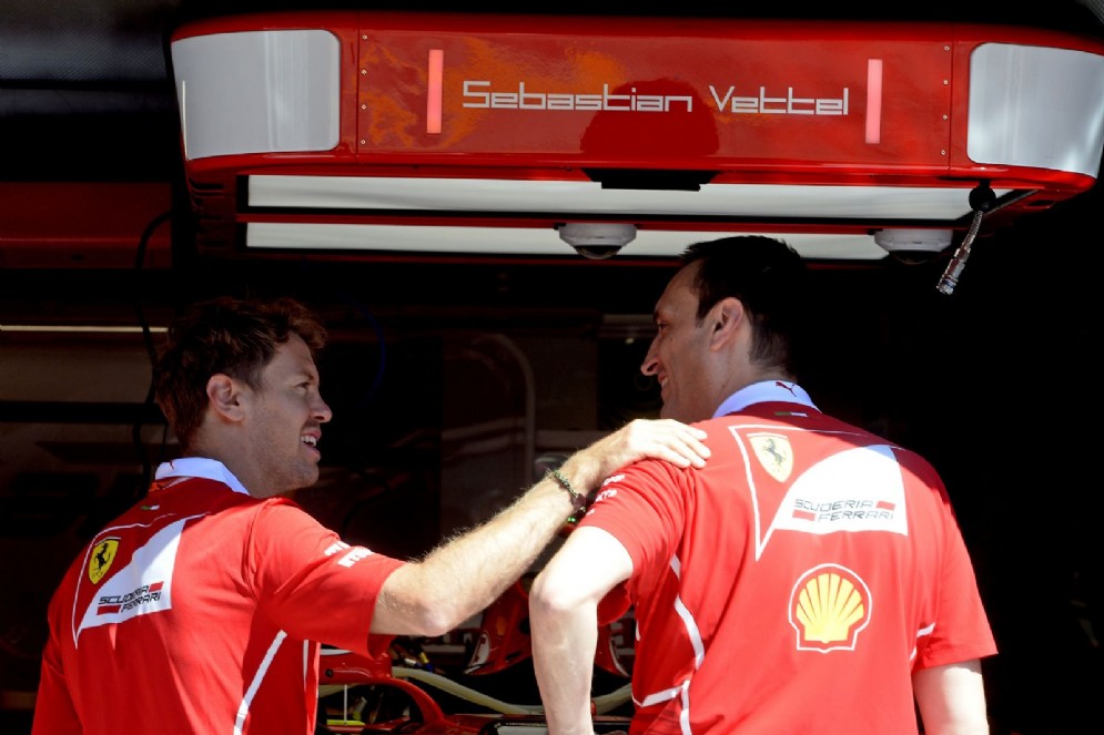 Sebastian Vettel ai box Ferrari