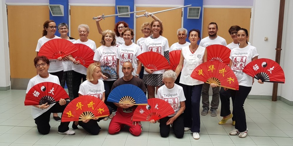 La foto dei partecipanti all'ultima lezione insieme al sindaco di Ponderano, Elena Chiorino