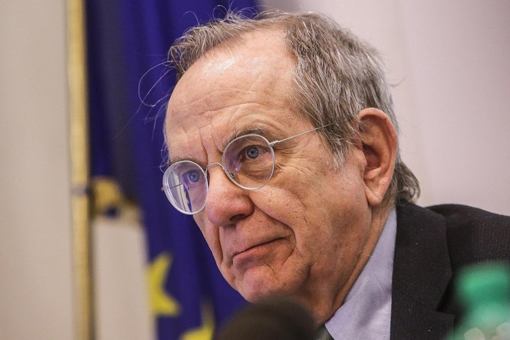 Il ministro dell'Economia, Pier Carlo Padoan, sta pensando di rafforzare gli strumenti anti-evasione fiscale.