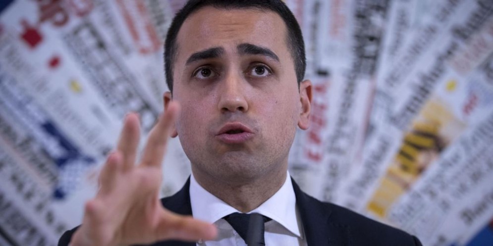 Il vicepresindente della Camera, il pentastellato Luigi Di Maio, denuncia i problemi della crisi migratoria in Italia e Ue.