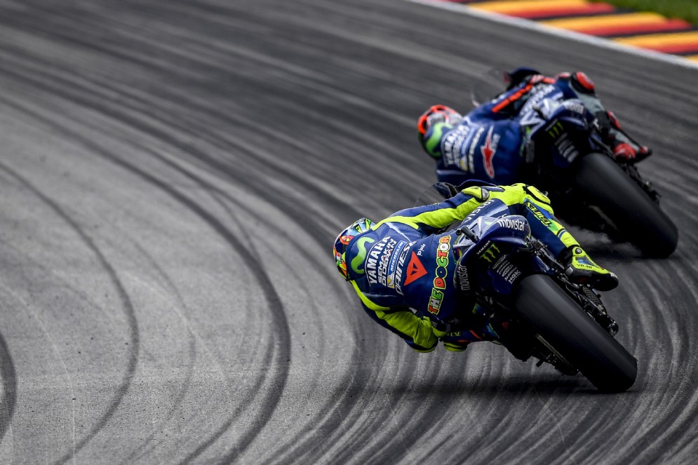 Vinales davanti a Rossi visti da dietro