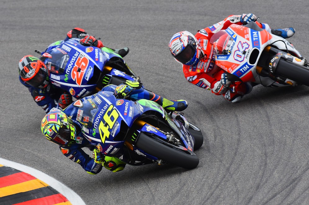 Rossi e Vinales superano Andrea Dovizioso durante il GP di Germania
