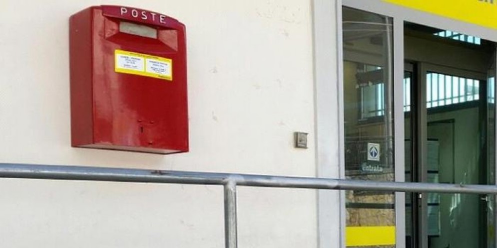 Vuole aprire un conto corrente con documenti falsi: arrestato truffatore seriale
