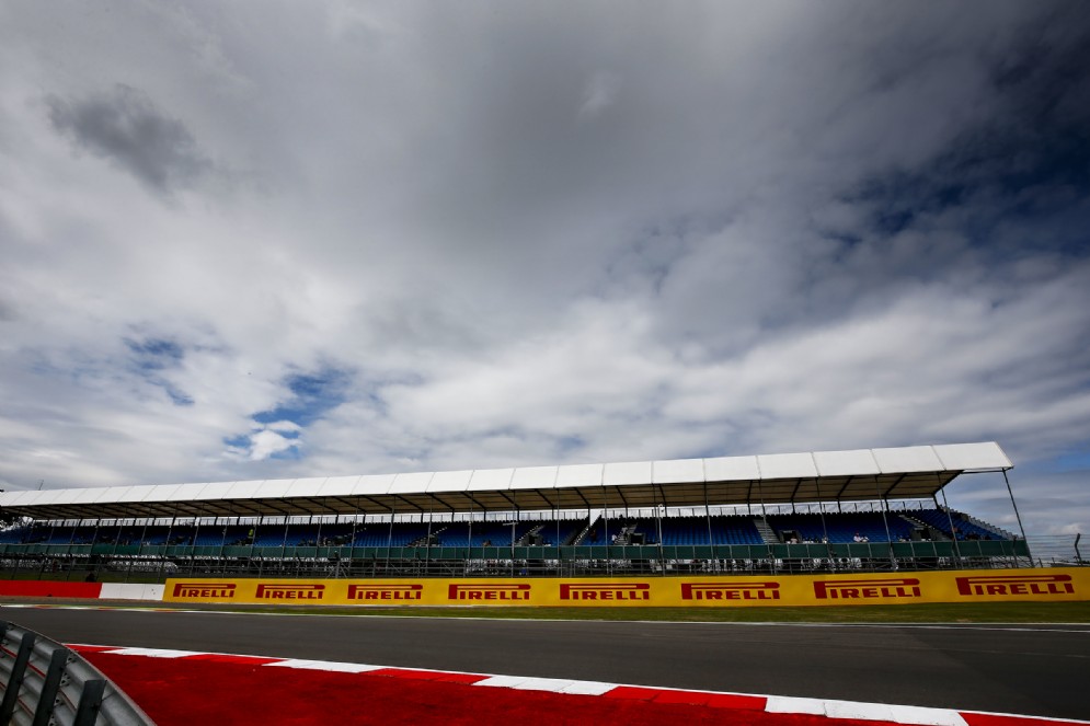 Una curva dello storico circuito di Silverstone