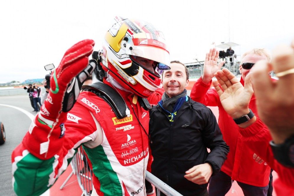 Leclerc festeggia la vittoria con il team Prema
