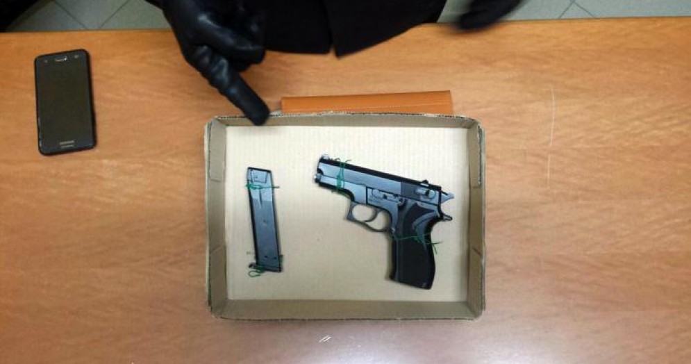 La pistola giocattolo recuperata dalla Polizia