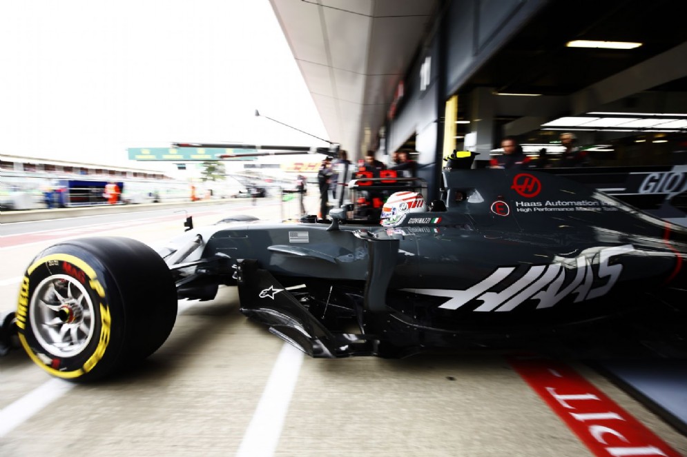 Giovinazzi esce dal garage di Silverstone al volante della Haas