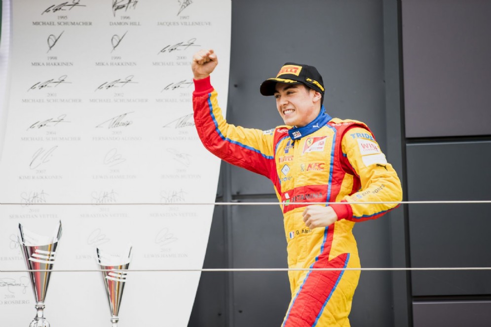 Giuliano Alesi sul podio in Inghilterra