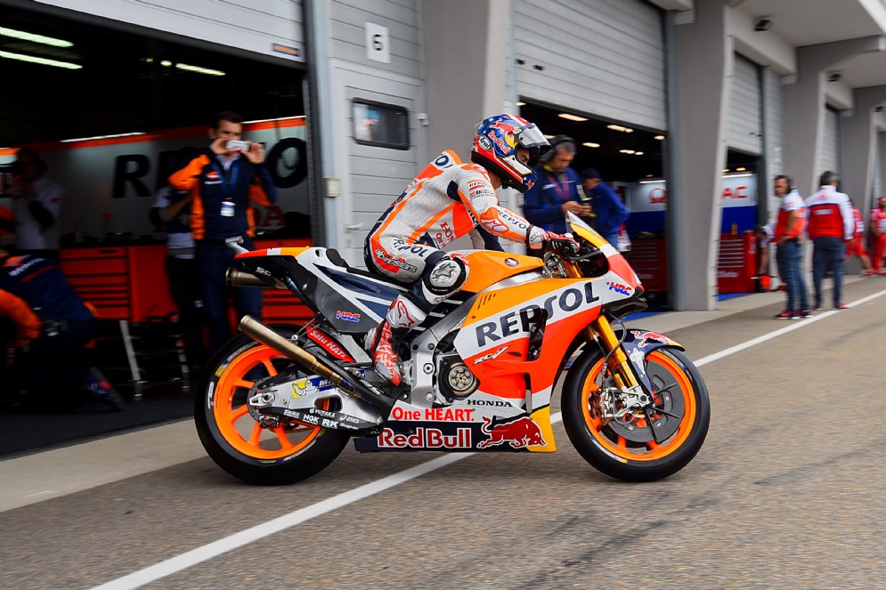 Dani Pedrosa esce dal garage con la sua Honda