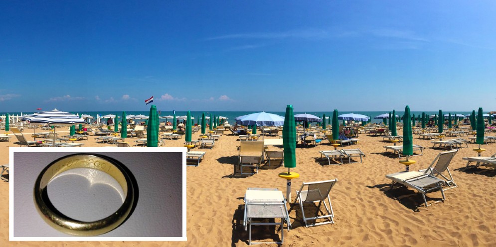 Ritrovata una fede nuziale in spiaggia: sui social č 'caccia' al proprietario (© Giosuč Rossi)
