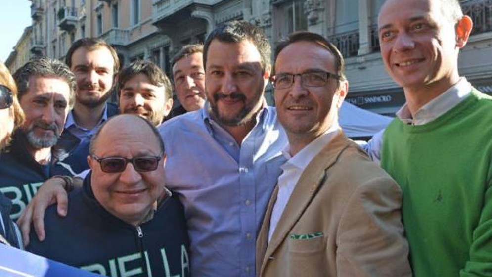 Simonetti (primo a destra) insieme a Salvini e altri militanti della Lega Nord