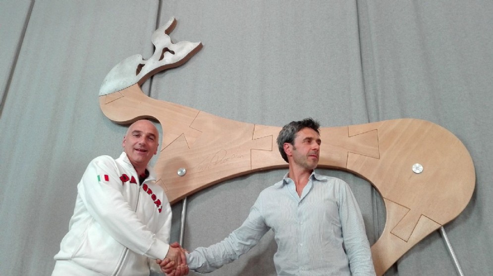 Congratulazioni del presidente delle funivie, Paolo Pistono a Paolo Barichello per l'opera realizzata
