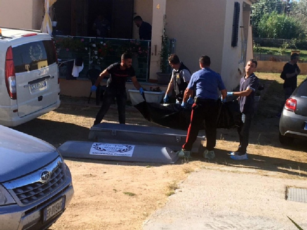 Il corpo di Erika Preti viene portato via dalla villetta nella frazione di Lu Fraili vicino a San Teodoro all'interno della quale è stata uccisa a coltellate, 11 giugno
