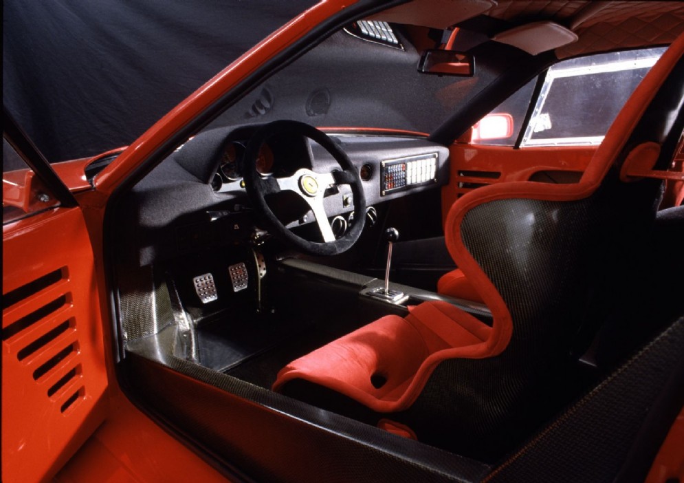 Gli interni della Ferrari F40