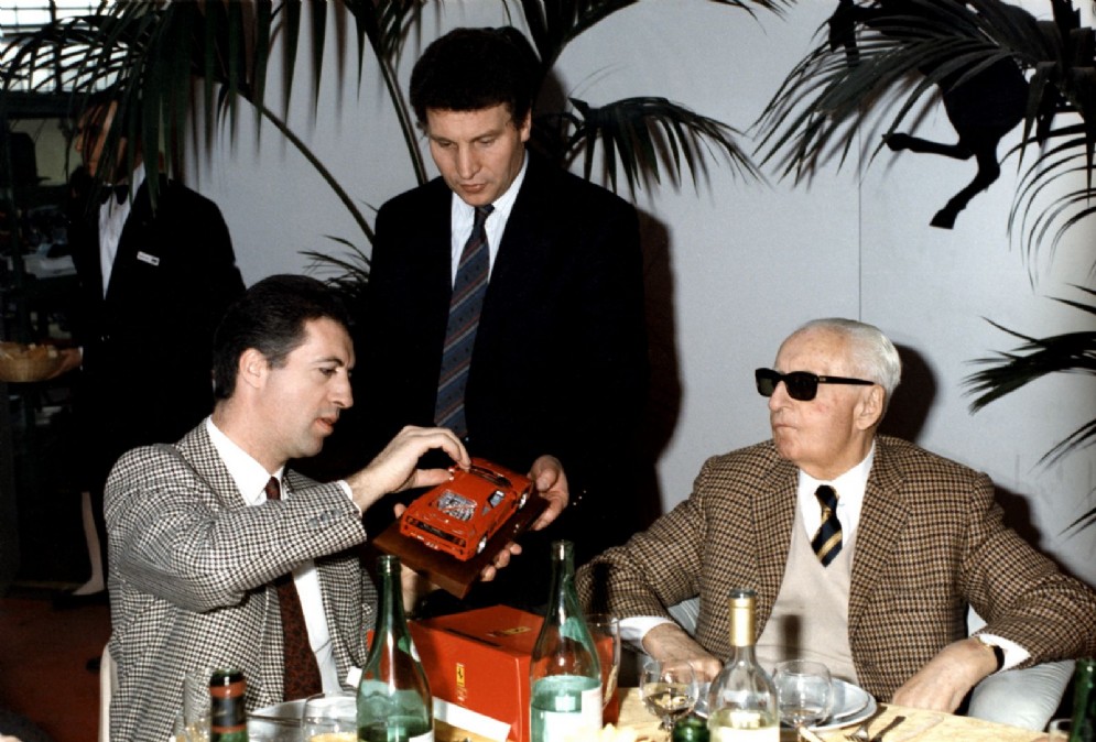 Il fondatore Enzo Ferrari con il figlio Piero in una foto del 1987